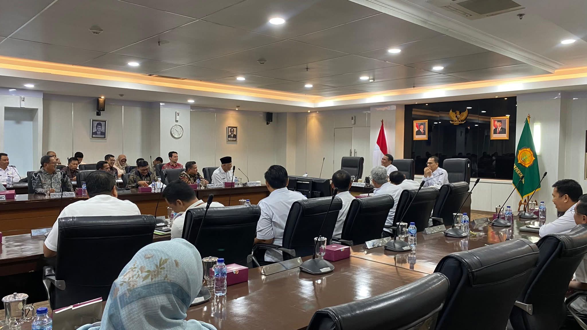 Suasana pertemuan Kementan dengan Gubernur/Bupati/Wali Kota SE Sumbar di gedung Kementan Jakarta, Rabu, (10/9/2025.)
